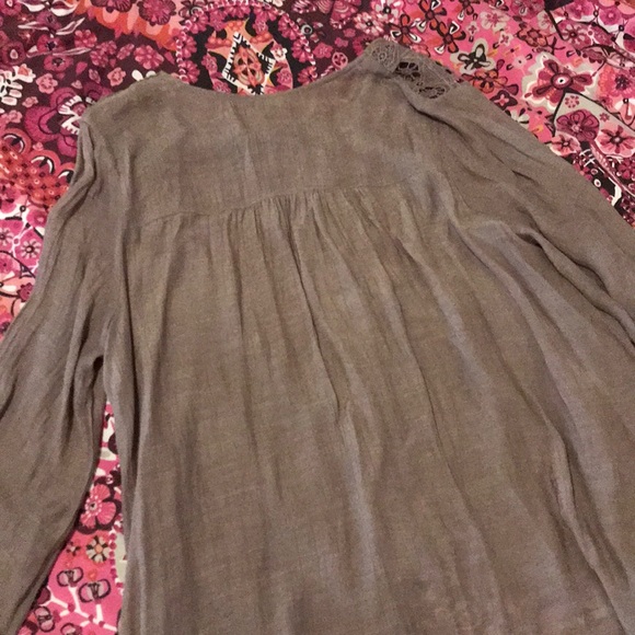 3/$15🌻Light brown peasant top - Picture 5 of 5